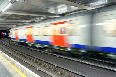 Londra - 26 Eylül 2016: Tren hızlandırır şehir metro. 270 istasyonları ve parça 250 mil sistemi vardır.