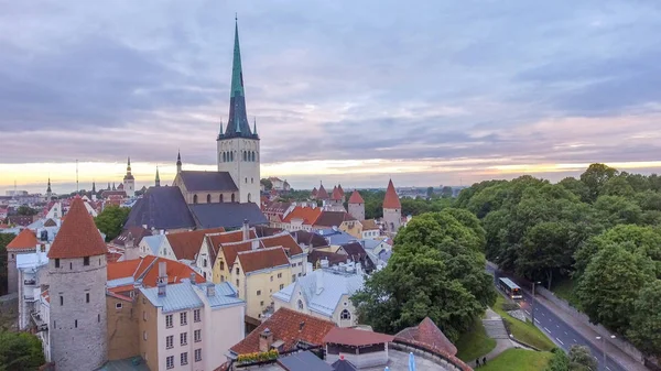 Tallin średniowiecznego miasta Estonia - widok z lotu ptaka o zachodzie słońca lato — Zdjęcie stockowe