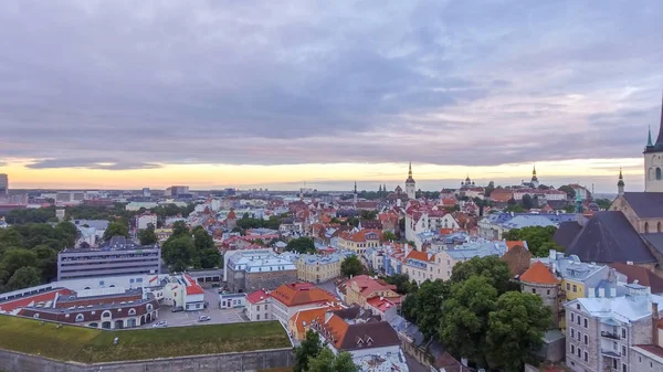 Tallin middeleeuwse stad van Estland - luchtfoto bij zonsondergang zomer — Stockfoto