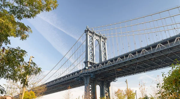 Manhattan Bridge widok z Brooklyn Bridge Park jesienią, nowe Y — Zdjęcie stockowe