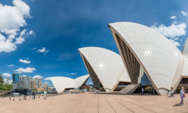 Sydney - Ekim 2015: Sydney Opera Binası. Sydney 30 milyon kişi her yıl çekiyor.