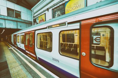Londra - 26 Eylül 2016: Tren hızlandırır şehir metro. 270 istasyonları ve parça 250 mil sistemi vardır.