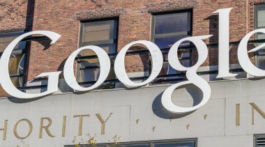 New York City - 23 Ekim 2015: Google bir Google bina işareti. Google Internet Hizmetleri ve ürünleri konusunda uzmanlaşmış bir Amerikan çokuluslu kuruluştur.