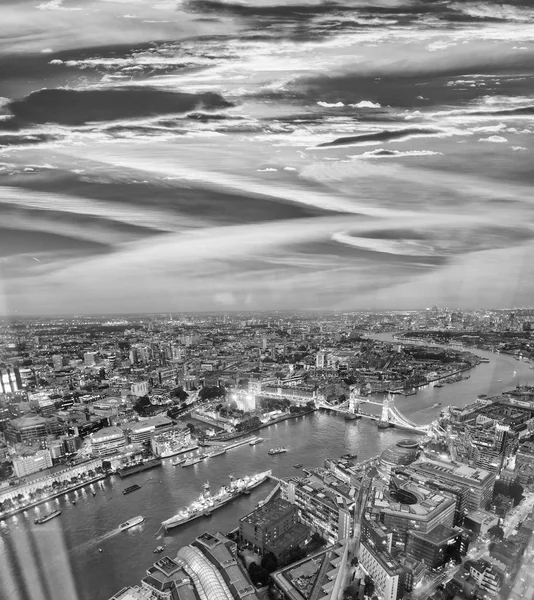 Tower Bridge Panoramę Miasta Wzdłuż Rzeki Tamizy Nocy Antenowe Zobacz — Zdjęcie stockowe