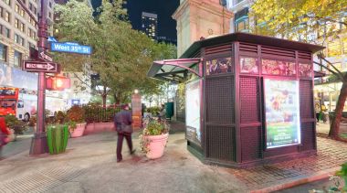 New York City - 20 Ekim 2015: Turist Herald Meydanı'nda gece. New York 50 milyon insan her yıl çekiyor..