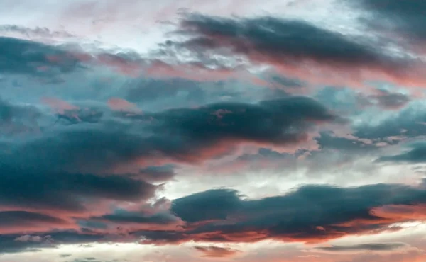 Fantastisk solnedgång med blå och röda färger — Stockfoto