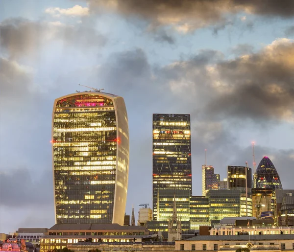 夕暮れ時 ロンドン カナリー ワーフ超高層ビル — ストック写真