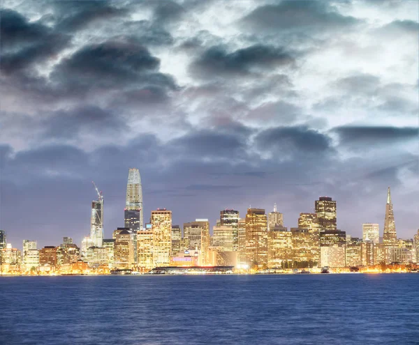 Skyline Ciudad San Francisco Con Reflejos Del Mar Por Noche — Foto de Stock