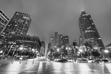 San Francisco - 7 Ağustos 2017: Şehrin sokaklarında gece feribot Binası yakınında. San Francisco yıllık 20 milyon turist çeken.