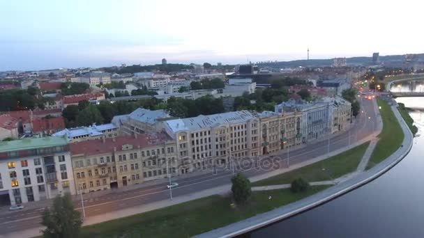 Vista Aérea Nocturna Riga Letonia Con Hermosos Edificios Históricos Video — Vídeo de stock