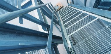 Bir ambarın içindeki yerleşimi modern metalik yapısı. Boş ortam.