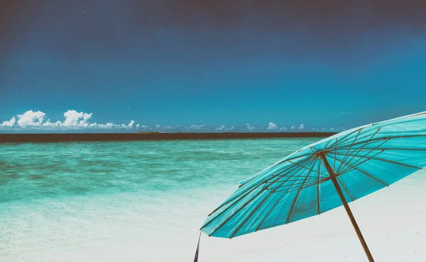 Parapluie Bleu Sur Une Belle Plage Tropicale Concept Vacances — Photo