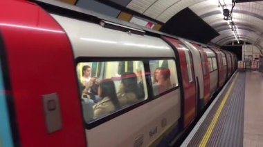 Londra, İngiltere'de şehir metro hareket tren