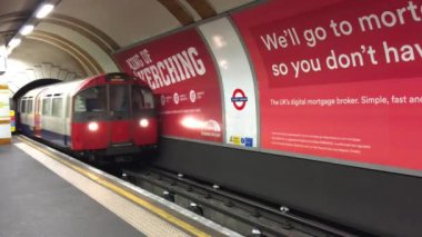 Londra, İngiltere'de şehir metro hareket tren