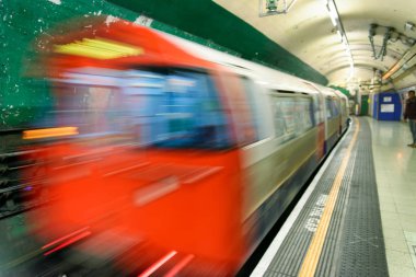 Londra - 26 Eylül 2016: Tren hızlandırır şehir metro. 270 istasyonları ve parça 250 mil sistemi vardır.