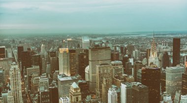 New York Manhattan Skyline batımında havadan görünümü.