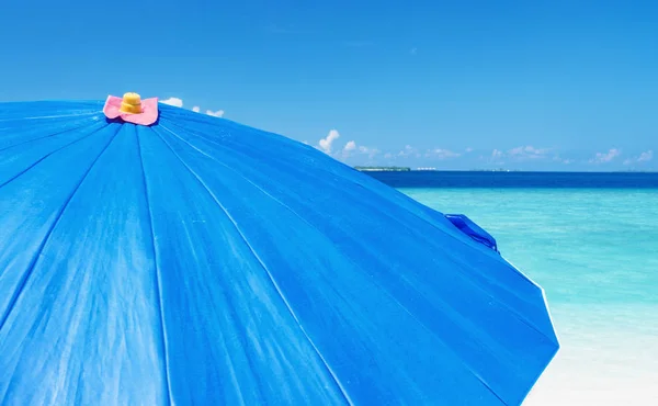 Parapluie Bleu Sur Une Belle Plage Sable Tropical Concept Vacances — Photo