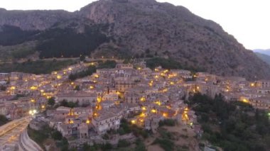 ortaçağdan kalma şehir inanılmaz hava gün batımı manzarası. Video