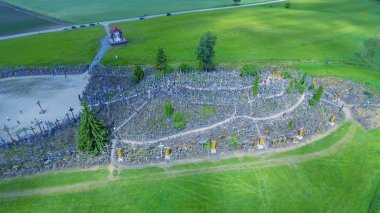 Haçlar Hill, Litvanya. Drone üzerinden havadan görünümü