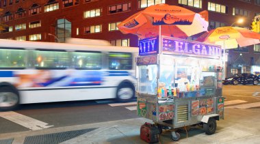 New York City - 23 Ekim 2015: Sokak gıda satıcı Midtown Manhattan'da geceleri. Şehrin 50 milyon insan her yıl çekiyor..