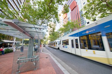 Portland, Oregon - 21 Ağustos 2017: Tramvay şehrin sokaklarında hızlandırır. Portland her yıl 5 milyon kişi çekiyor.