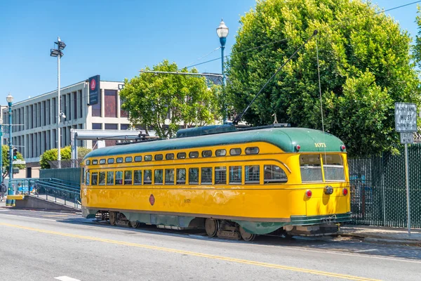 San Francisco Agosto 2017 Tranvía Amarillo Acelera Largo Calle Ciudad — Foto de Stock