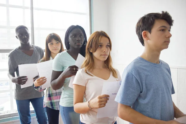 Adolescentes Compañeros Clase Línea Para Entregar Sus Tareas —  Fotos de Stock