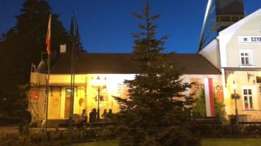 Wieliczka, Polonya - 1 Ekim 2017: Wieliczka Salt Mine girişinde gece. Dünyanın en eski tuz madenleri biridir. 300'den fazla koridorlar ve 300 chambers 9 düzeyi vardır.