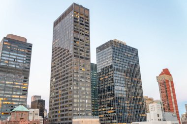 Beyaz arka plan gökyüzü karşı şehir gökdelenler.