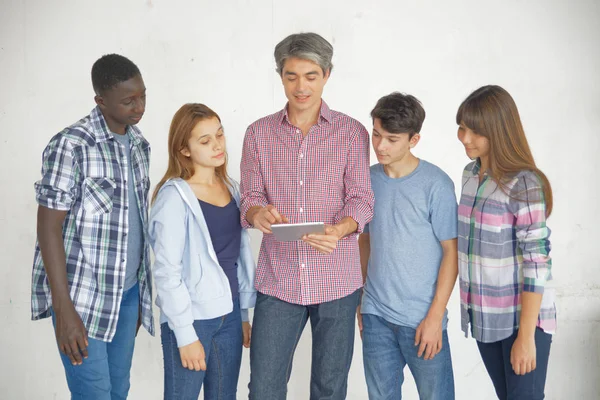 Jugendliche Klassenkameraden Mit Lehrer Erklären Mit Tablet — Stockfoto