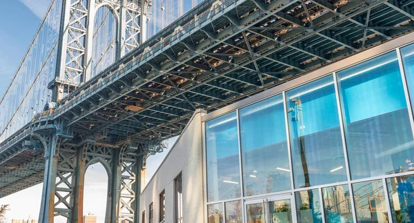 Manhattan Bridge pohled od Brooklyn Bridge Park na podzim, nové Y — Stock fotografie