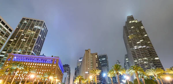 Edificios de la ciudad de San Francisco por la noche cerca de Ferry Building —  Fotos de Stock