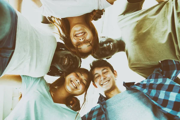 Grupo Adolescentes Multi Étnicos Sorrindo Para Baixo Para Câmera — Fotografia de Stock