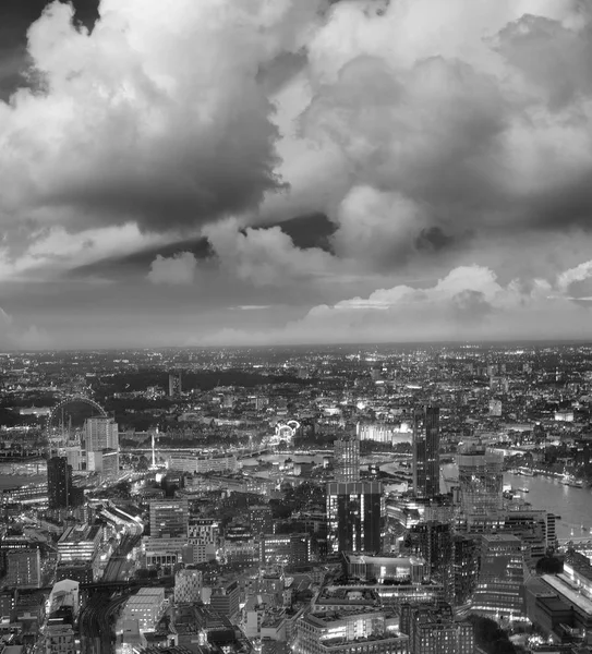 Skyline Van Stad Langs Rivier Theems Bij Nacht Vanuit Lucht — Stockfoto