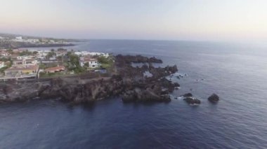 Tenerife kıyı şeridi, Santa Cruz de Tenerife, Kanarya Adaları, İspanya, video havadan görünümü 