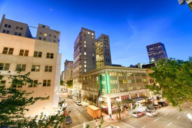 Portland ya da - 19 Ağustos 2017: Şehrin sokaklarında geceleri. Portland her yıl 5 milyon turist çeken.