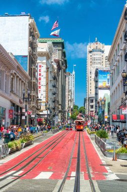 San Francisco, Ca - 5 Ağustos 2017: Turist şehir sokaklar boyunca. San Francisco 20 milyon insan her yıl çekiyor.