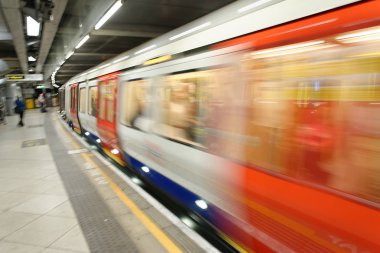 Londra - 26 Eylül 2016: Tren hızlandırır şehir metro. 270 istasyonları ve parça 250 mil sistemi vardır.