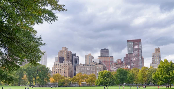Stromy a budovy v Central parku, podzimní sezóna, New York — Stock fotografie