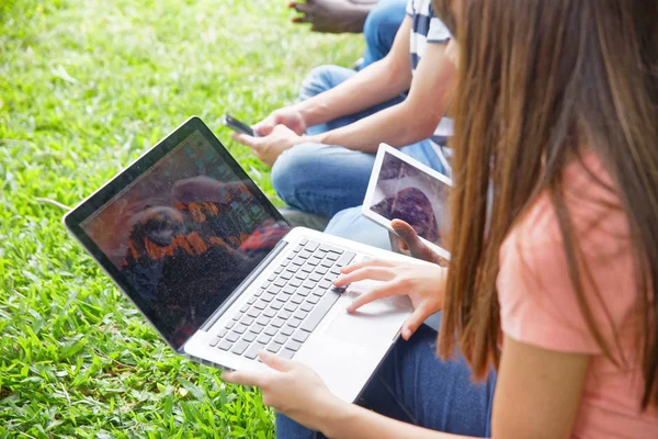 Adolescentes Aire Libre Con Computadora Portátil Tableta —  Fotos de Stock