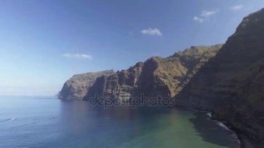 Tenerife Los Gigantes kıyı şeridi, Santa Cruz de Tenerife, Kanarya Adaları, İspanya, video havadan görünümü 