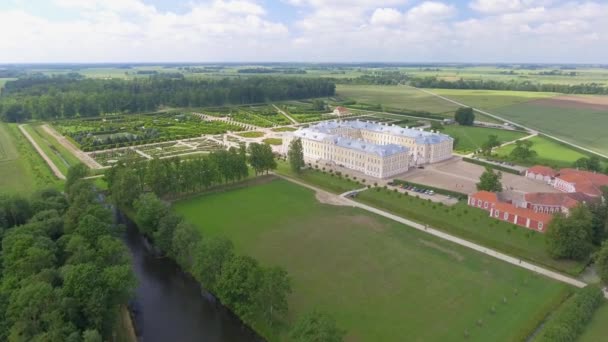 Luftaufnahme Der Wunderschönen Sommerlandschaft Rund Das Schloss Rundale Lettland Video — Stockvideo