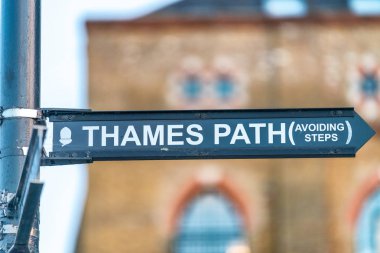 Canary Wharf ve London içinde Thames yolu işaretleri.