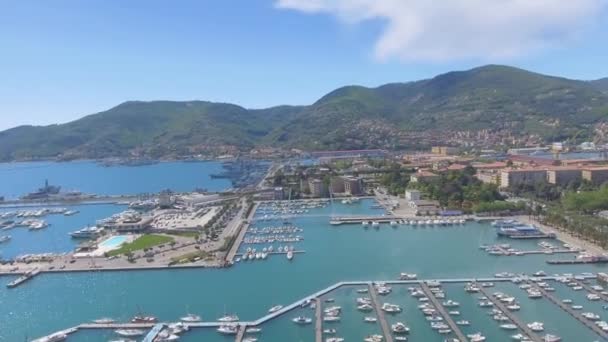 Flygfoto över La Spezia hamnområdet — Stockvideo