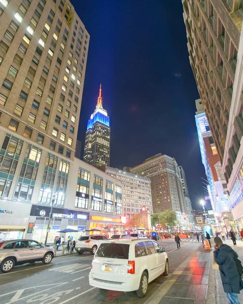 纽约市 2015年10月20日 游客在晚上沿城市街道 纽约每年吸引5000万人 — 图库照片