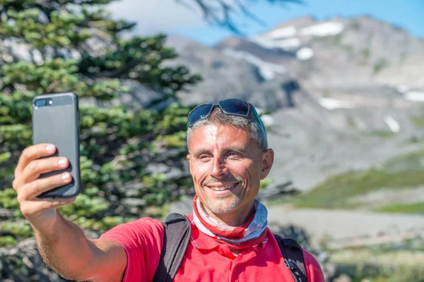 Homem Década Fazendo Fotos Selfie Com Smartphone Uma Trilha Montanha — Fotografia de Stock