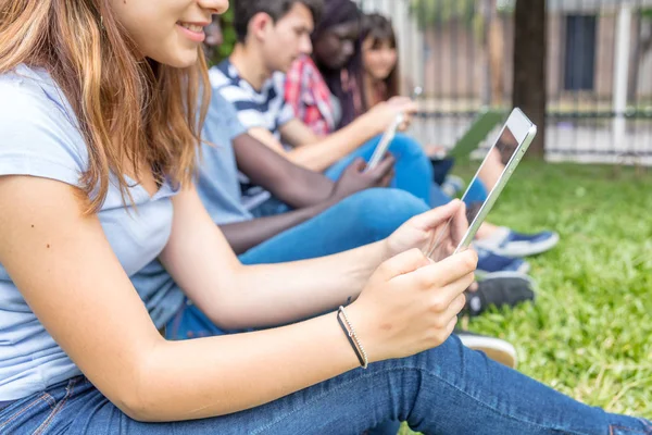 Jungen und Mädchen im Freien mit elektronischen Geräten — Stockfoto