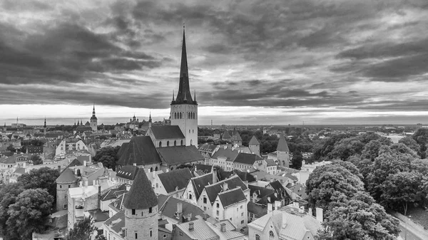 Tallin cidade medieval da Estônia - Vista aérea no pôr do sol de verão — Fotografia de Stock
