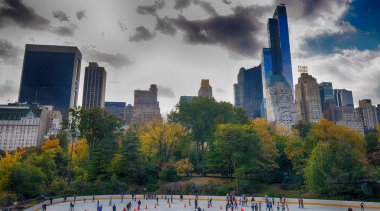 New York City - 25 Ekim 2015: Central Park'ta turist ile sonbahar. Şehrin 50 milyon insan her yıl çekiyor..