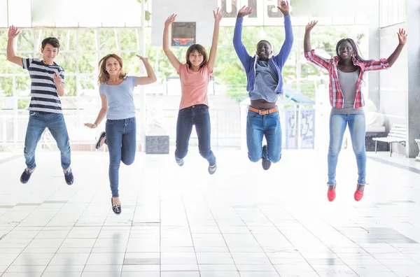 Blandad Ras Tonåringar Lycklig Hoppning — Stockfoto